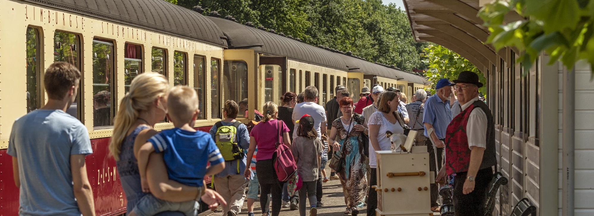 Gezinnen stappen in bij het Miljoenenlijntje voor een van de leuke familie-uitjes in Limburg.