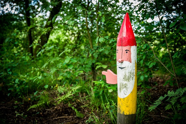 kabouter van het kabouterpad wijst de weg