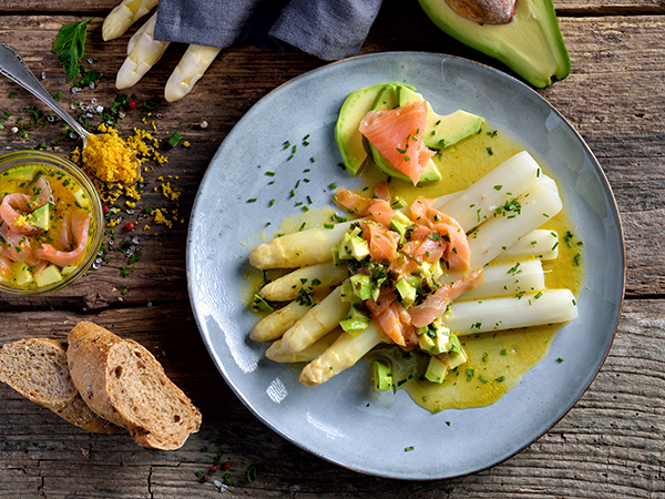 Asperge gerecht met zalm en avocado