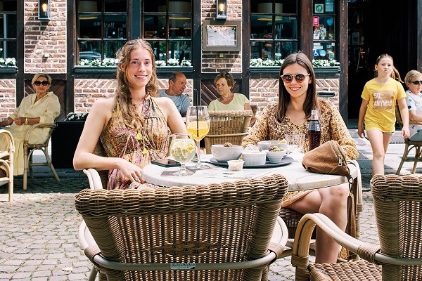 Dames genieten van een drankje op het terras in Maaseik