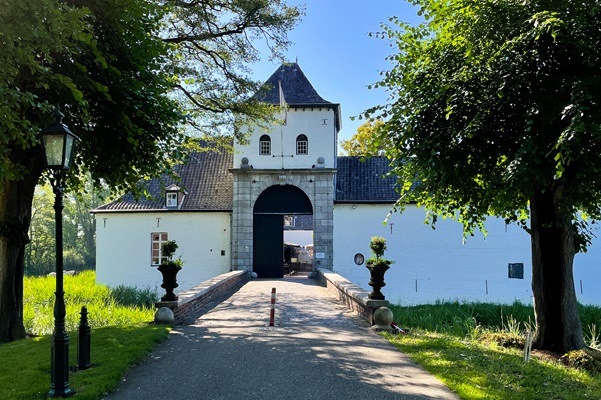 The entrance road to Daelenbroeck Castle, where you can stay overnight in Roerdalen