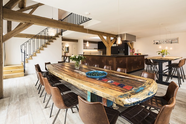 Het eetgedeelte van Eind 6 in Asselt, een groepsaccommodatie in de gemeente Roermond