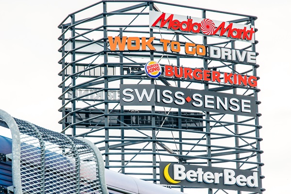 Logo's van de winkels en eetgelegenheden op het Retailpark Roermond