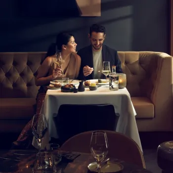 Stel geniet van een verfijnde lunch bij Damianz in Roermond, aan een stijlvol gedekte tafel in een warme en intieme setting.