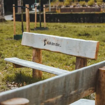 Bankje met een quote op de route van Sint Joris en de Draak